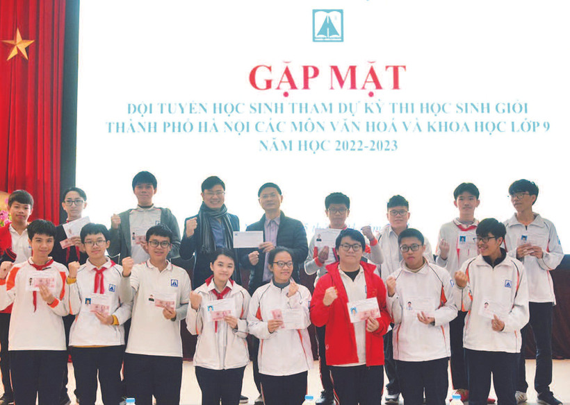 Buổi gặp mặt các học sinh tham dự kỳ thi học sinh giỏi thành phố và các thầy cô lãnh tuyển của Trường THPT Chuyên Hà Nội-Amsterdam. (Ảnh: KHÁNH CHI)