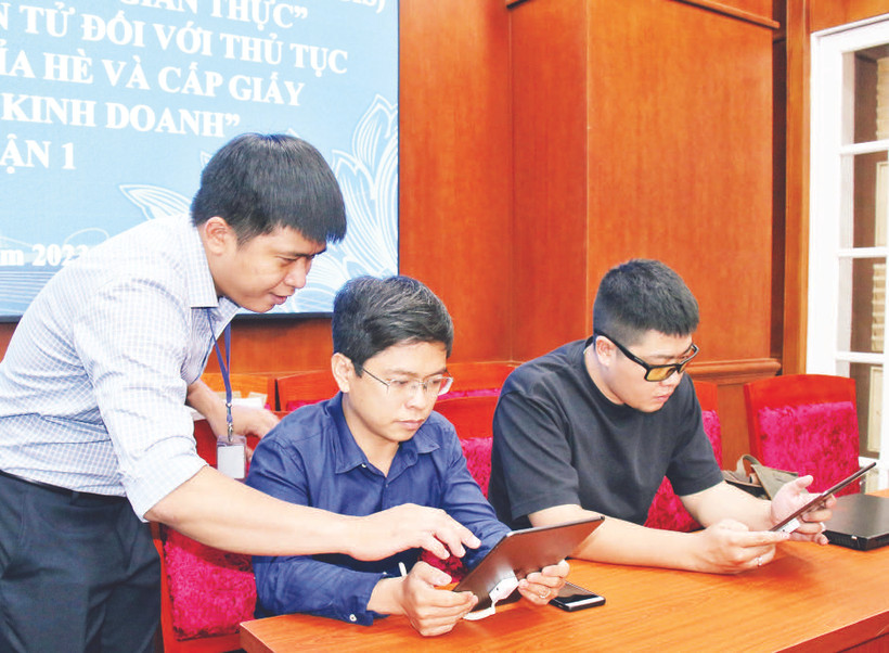 Người dân trải nghiệm giải pháp “Ứng dụng WEBGIS quản lý hộ kinh doanh theo thời gian thực” tại Ủy ban nhân dân Quận 1.