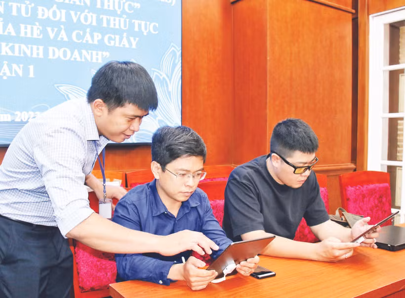 Người dân trải nghiệm giải pháp “Ứng dụng WEBGIS quản lý hộ kinh doanh theo thời gian thực” tại Ủy ban nhân dân Quận 1.