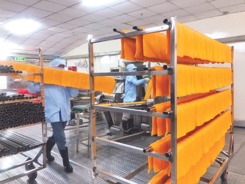 Dưa hấu, thanh long được Công ty Duy Anh chế biến thành bún, phở, bánh tráng để xuất khẩu.