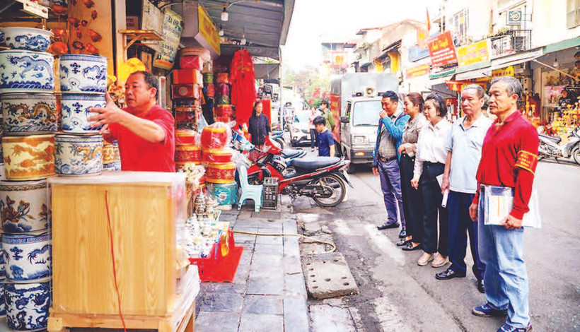 Ban Chỉ đạo 197 phường Hàng Gai (Hoàn Kiếm) tuyên truyền, vận động các hộ dân trên tuyến phố Hàng Quạt không kinh doanh lấn chiếm vỉa hè, lòng đường. (Ảnh: CÔNG THỌ) 