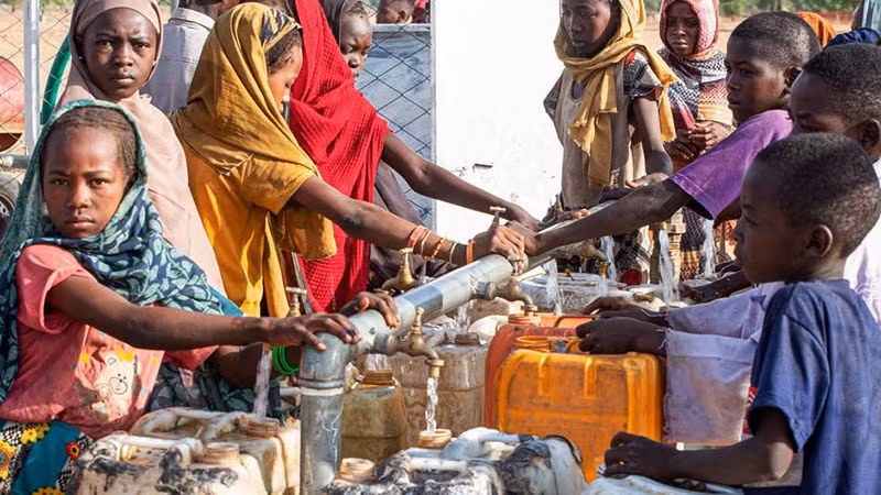 Người dân Sudan được sử dụng nước sạch từ một dự án do UNICEF tài trợ. (Ảnh: UN NEWS)