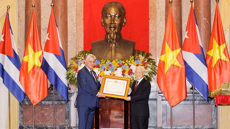 Tổng Bí thư, Chủ tịch nước Nguyễn Phú Trọng trao Huân chương Hồ Chí Minh tặng Chủ tịch HĐNN và HĐBT Cuba Miguel Mario Diaz-Canel Bermudez (Hà Nội, ngày 9/11/2018). (Ảnh: ĐĂNG KHOA)