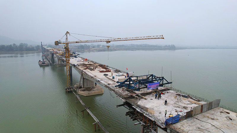 Nhà thầu bố trí nhân lực thi công xuyên Tết trên công trình cầu Hưng Đức.