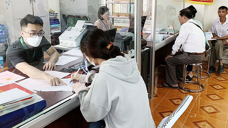 Văn phòng Đăng ký đất đai chi nhánh huyện Bình Xuyên (tỉnh Vĩnh Phúc) hướng dẫn người dân, doanh nghiệp làm thủ tục hành chính về đất đai. (Ảnh: HỒNG TÍNH)
