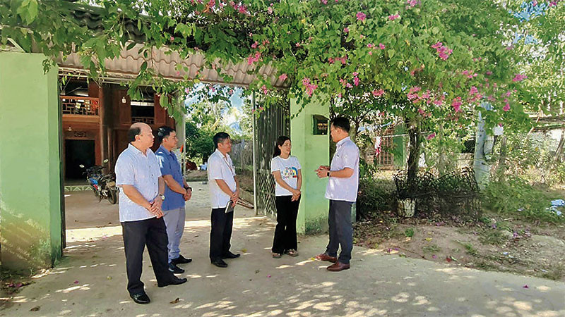 Lãnh đạo huyện Ia H’Drai thường xuyên đi cơ sở để nắm bắt tâm tư, nguyện vọng của người dân.