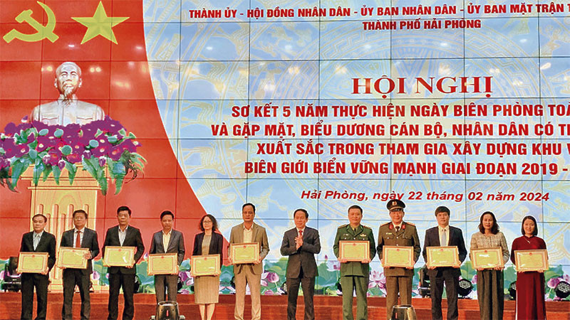 Ủy viên Trung ương Đảng, Bí thư Thành ủy Hải Phòng Lê Tiến Châu trao Bằng khen tặng các tập thể có thành tích xuất sắc trong tham gia xây dựng khu vực biên giới biển vững mạnh giai đoạn 2019-2024. (Ảnh: NGÔ QUANG DŨNG)