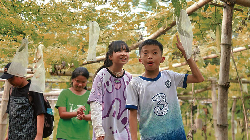 Du khách nhí trải nghiệm chương trình du lịch học tập cộng đồng tại xã Hòa Bắc.