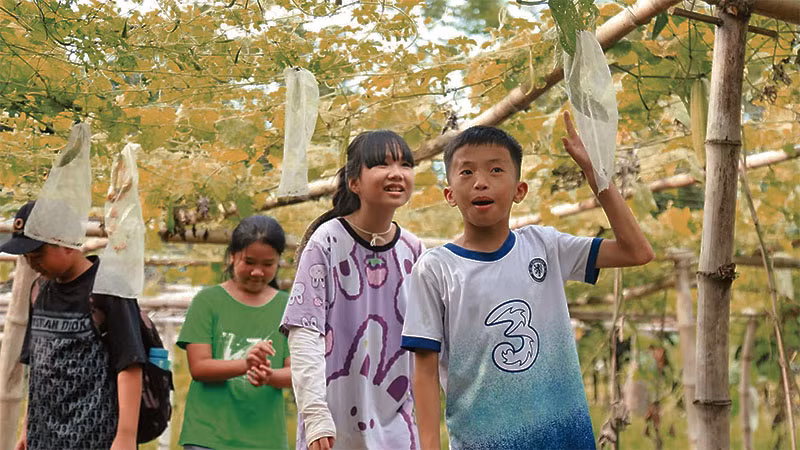 Du khách nhí trải nghiệm chương trình du lịch học tập cộng đồng tại xã Hòa Bắc.