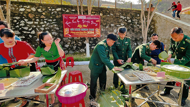 Các đồn biên phòng tổ chức thi gói bánh chưng để tặng hộ nghèo khu vực biên giới.