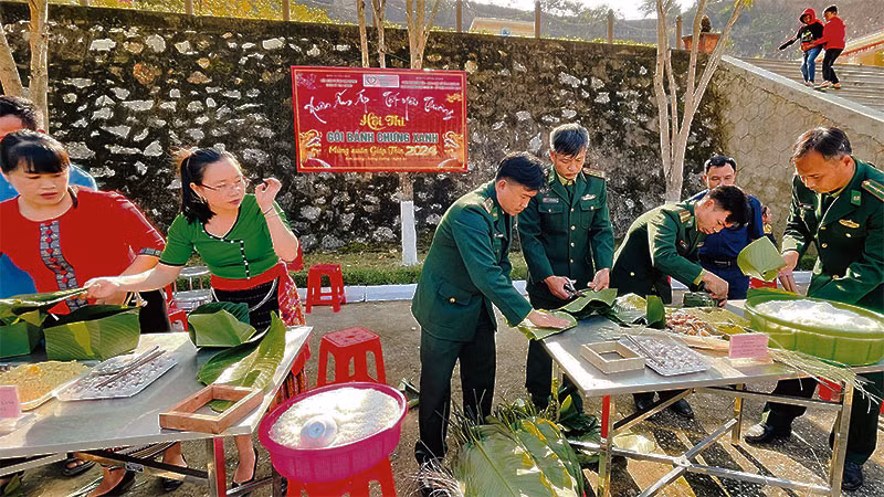 Các đồn biên phòng tổ chức thi gói bánh chưng để tặng hộ nghèo khu vực biên giới.