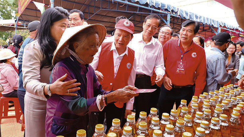 Phiên chợ 0 đồng do Hội Chữ thập đỏ tỉnh Ninh Thuận tổ chức phục vụ người nghèo, cận nghèo có điều kiện vật chất để vui Xuân đón Tết.