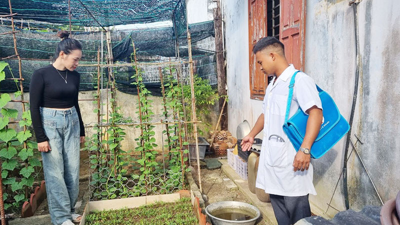 Y sĩ Bo Bo Ngọc Tùng hướng dẫn người dân xã đảo bảo vệ môi trường, phòng tránh bệnh sốt xuất huyết.