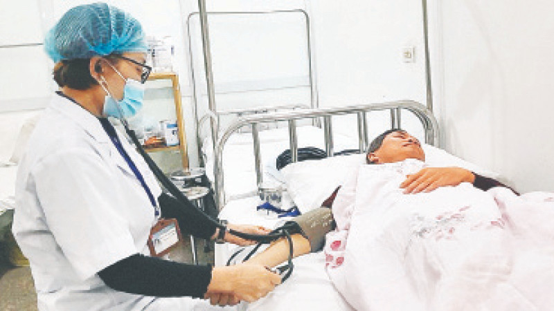 Bác sĩ Nguyễn Thị Hằng, Trưởng trạm y tế phường Thị Cầu, TP Bắc Ninh thăm khám cho bệnh nhân tại cơ sở.