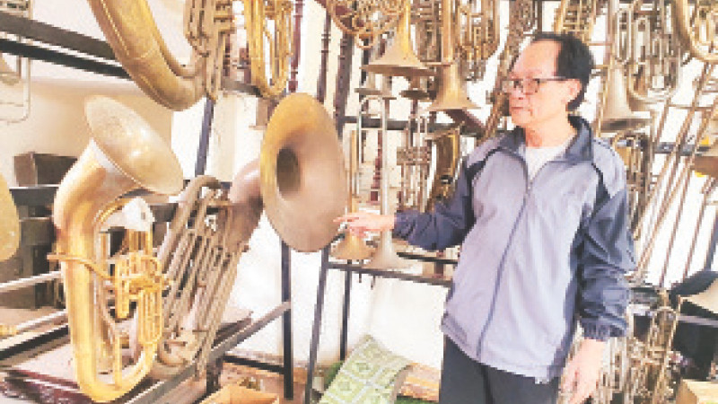 Ông Nguyễn Văn Đông bên “gia tài” là hàng trăm chiếc kèn tây các loại. 