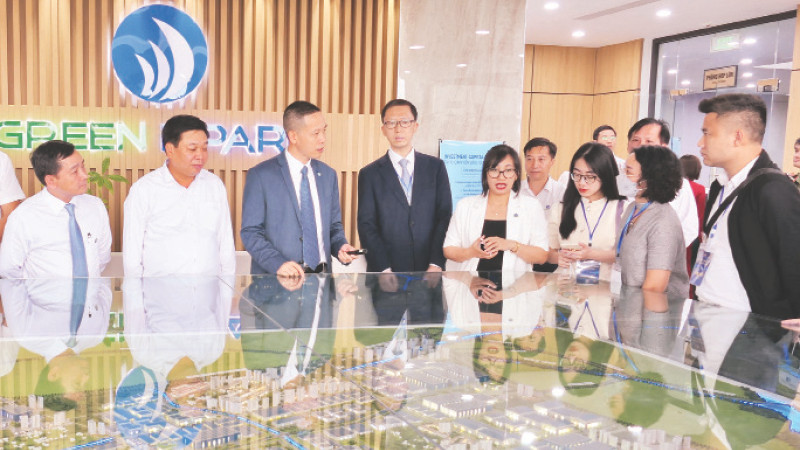 Chủ đầu tư Green i-Park giới thiệu về Khu công nghiệp Liên Hà Thái trên sa bàn với các nhà đầu tư nước ngoài.