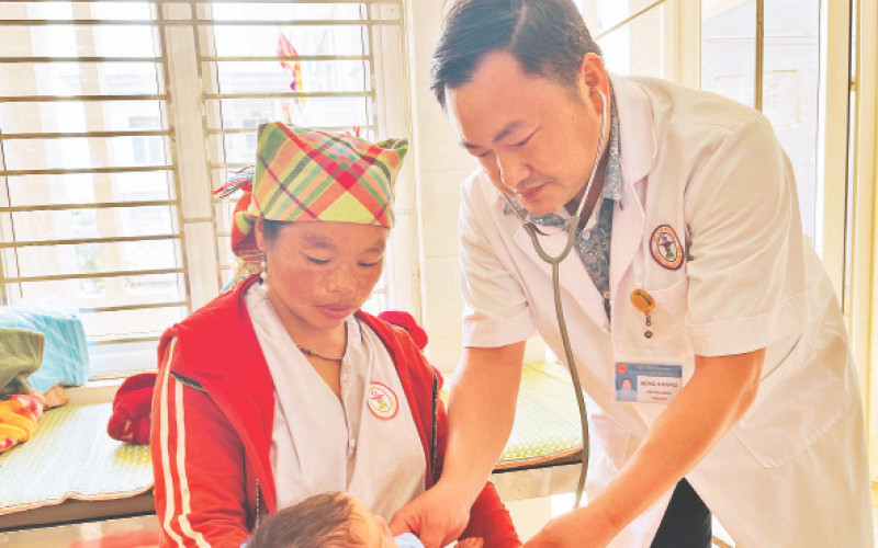 Bác sĩ Vang thăm khám bệnh cho trẻ em người dân tộc thiểu số huyện Trạm Tấu.