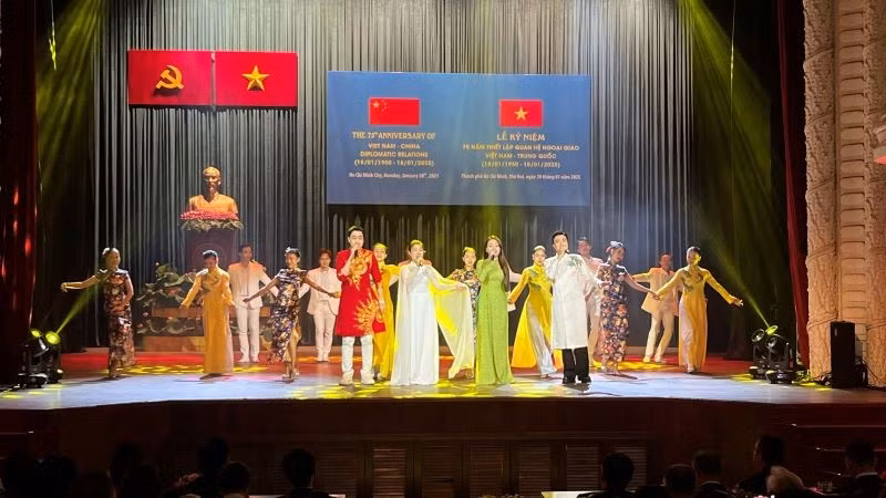 Biểu diễn văn nghệ giao lưu văn hóa tại Lễ kỷ niệm 75 năm thiết lập quan hệ ngoại giao Việt Nam-Trung Quốc.
