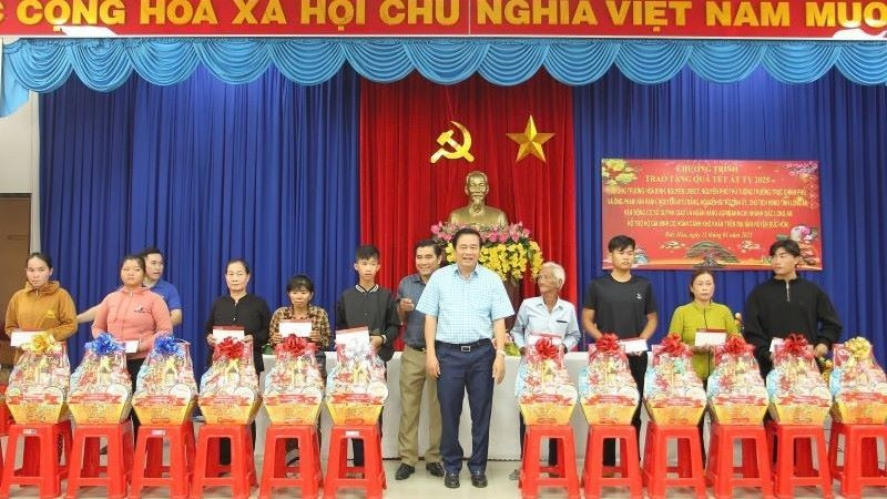 Đồng chí Phạm Văn Rạnh, nguyên Ủy viên Trung ương Đảng, nguyên Bí thư Tỉnh ủy Long An tặng quà Tết Ất Tỵ 2025 cho người nghèo,