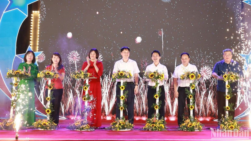 Các đại biểu khai trương website. Ảnh: Hồng Vân