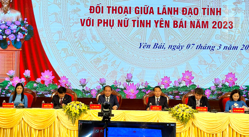 Lãnh đạo tỉnh Yên Bái đối thoại tại hội nghị.
