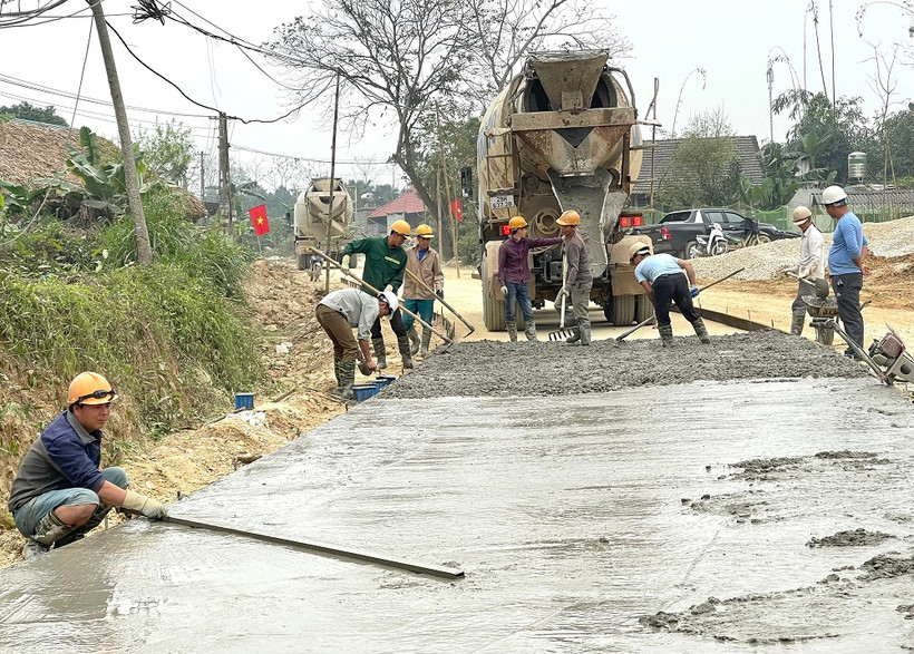 Thi công đường bê-tông trên tuyến Minh Tiến-An Phú.