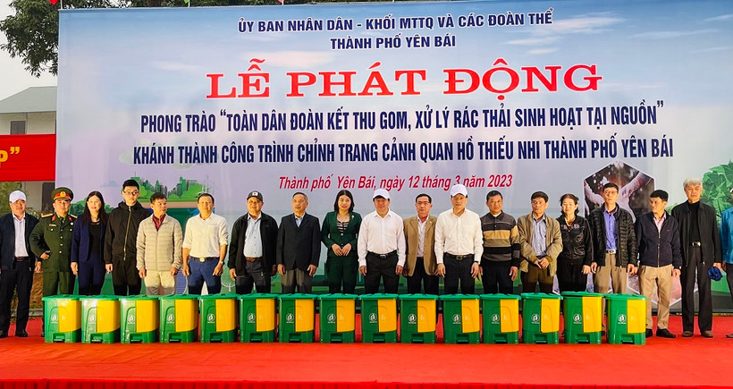 Lãnh đạo Mặt trận Tổ quốc Việt Nam tỉnh Yên Bái và thành phố Yên Bái trao thùng đựng rác cho các hộ dân.