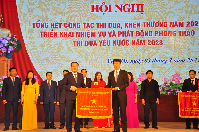Thừa ủy quyền của Thủ tướng Chính phủ, đồng chí Trần Huy Tuấn, Phó Bí thư Tỉnh ủy, Chủ tịch Ủy ban nhân tỉnh, trao Cờ thi đua của Chính phủ cho các tập thể. 