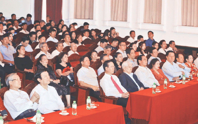 Chủ tịch nước Võ Văn Thưởng và các đồng chí lãnh đạo, nguyên lãnh đạo Đảng, Nhà nước dự chương trình. (Ảnh TTXVN)