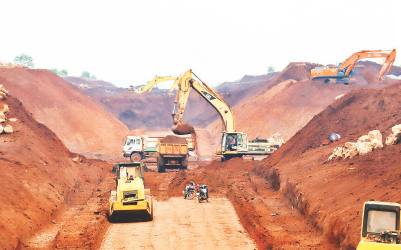 Một mỏ khai thác đất nền phục vụ dự án cao tốc Phan Thiết-Dầu Giây.