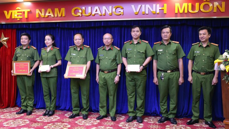 Đại tá Trần Văn Chính, Phó Giám đốc, Thủ trưởng Cơ quan Cảnh sát điều tra Công an tỉnh Bình Dương (ở giữa) trao thưởng cho các đơn vị. 