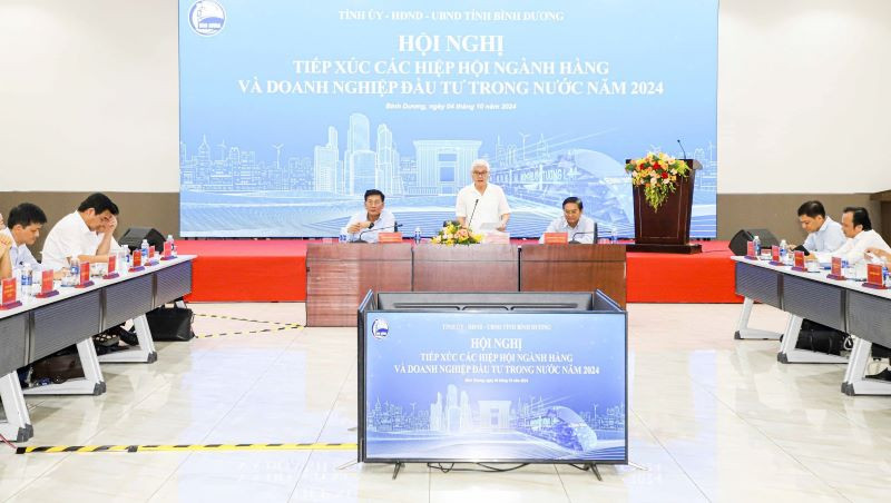 Đồng chí Nguyễn Văn Lợi, Ủy viên Trung ương Đảng, Bí thư Tỉnh ủy, Trưởng đoàn Đại biểu Quốc hội tỉnh Bình Dương phát biểu ý kiến tại hội nghị. 