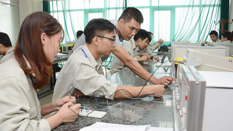 Sinh viên Khoa Điện tử (Trường đại học Công nghiệp Hà Nội) trong giờ học.