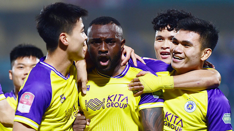 Niềm vui của các cầu thủ đội Hà Nội FC sau khi giành chiến thắng trước đội Quảng Nam. (Ảnh: TRẦN HẢI)