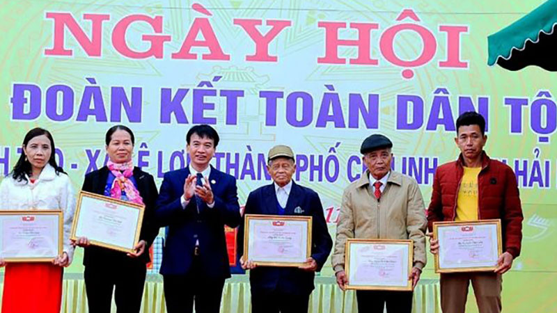 Tôn vinh các cá nhân tiêu biểu trong công tác xã hội tại phường Lê Lợi. (Ảnh: ANH TUẤN)