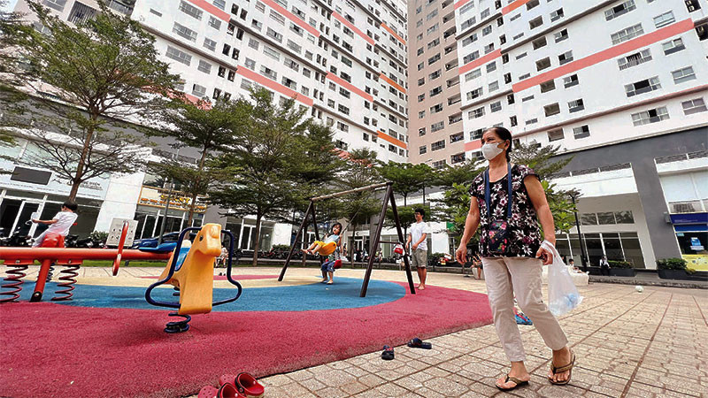 Người dân sinh hoạt tại khuôn viên một chung cư ở thành phố Thủ Đức.