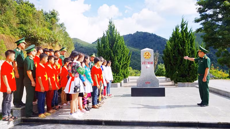 Gắn kết chặt chẽ yêu cầu bảo vệ nền tảng tư tưởng của Đảng, đấu tranh phản bác các quan điểm sai trái, thù địch với hoạt động đào tạo, bồi dưỡng, giáo dục cán bộ, đảng viên, học viên, sinh viên về lòng yêu nước. 