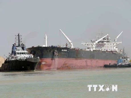 Vụ va chạm giữa hai tàu đã gây gián đoạn giao thông trên kênh Suez. (Nguồn: AP)