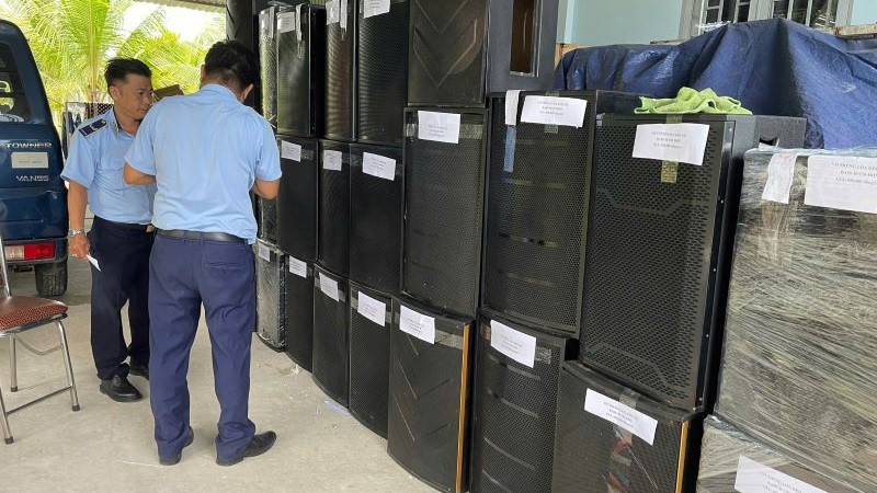 Lực lượng chức năng kiểm tra vỏ thùng loa không rõ nguồn gốc xuất xứ. Ảnh Cục Quản lý thị trường Thành phố Hồ Chí Minh.