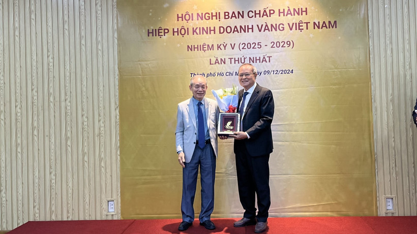 Tân Chủ tịch Hiệp hội Kinh doanh Vàng Việt Nam Đinh Nho Bảng (bên trái) tặng hoa và kỷ niệm chương cho Chủ tịch tiền nhiệm Nguyễn Thành Long.