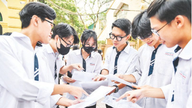 Thí sinh kiểm tra lại số báo danh tại điểm thi Trường trung học phổ thông Việt Đức (Hoàn Kiếm, Hà Nội). (Ảnh THÀNH ĐẠT)