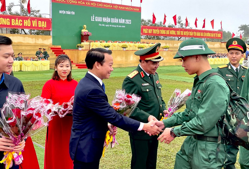 Đồng chí Đỗ Đức Duy, Ủy viên Trung ương Đảng, Bí thư Tỉnh ủy tặng hoa chúc mừng tân binh.