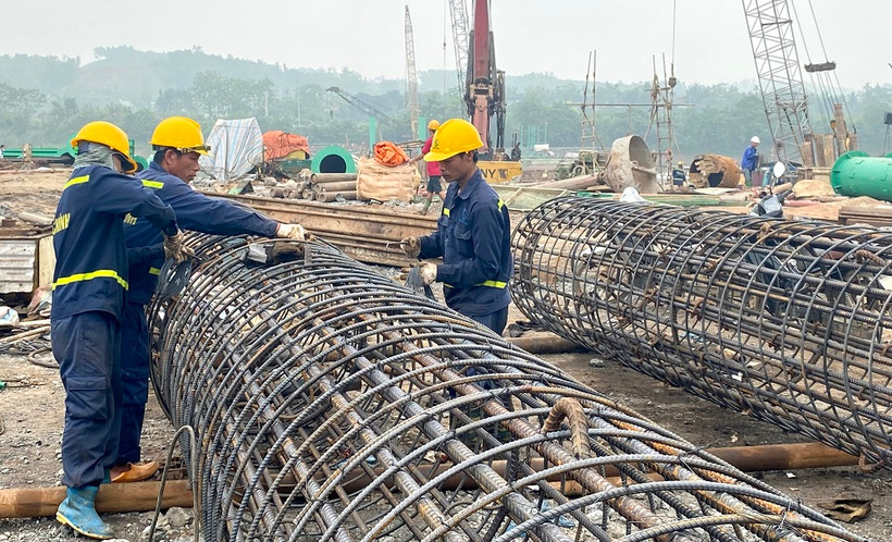 Thi đua lao động trên công trình cầu Giới Phiên, thành phố Yên Bái.