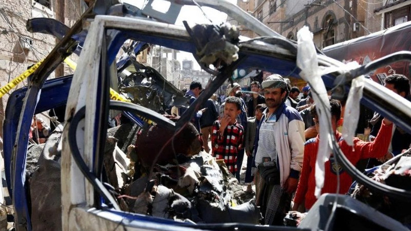 Một chiếc xe bị hư hại sau cuộc không kích tại Yemen. (Ảnh: Tân Hoa xã)