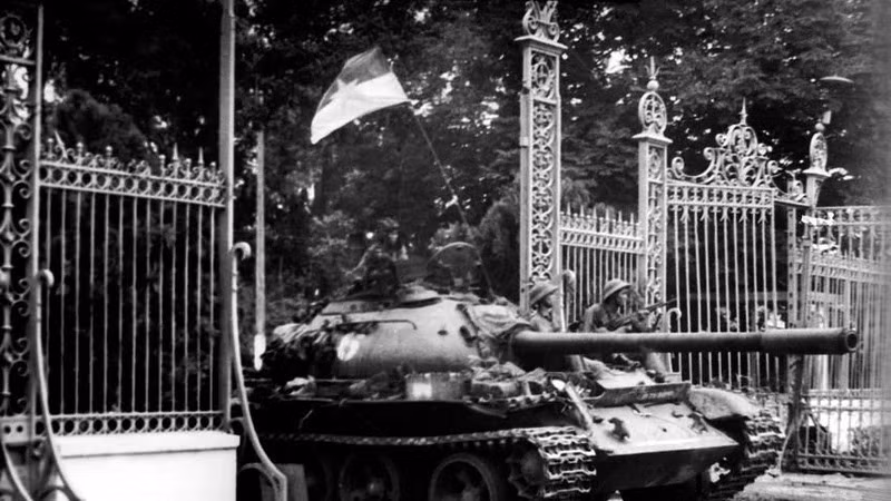 11 giờ 30 phút ngày 30/4/1975, xe tăng quân Giải phóng băng qua cánh cổng sắt, đánh chiếm Phủ Tổng thống ngụy Sài Gòn, sào huyệt cuối cùng của quân địch, kết thúc oanh liệt cuộc trường chinh 30 năm chống ngoại xâm của dân tộc. (Ảnh: Mai Hưởng/TTXVN]