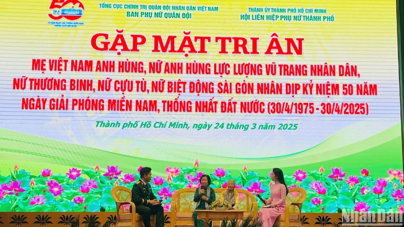 Giao lưu nhân chứng lịch sử. (Ảnh: CHI MAI)