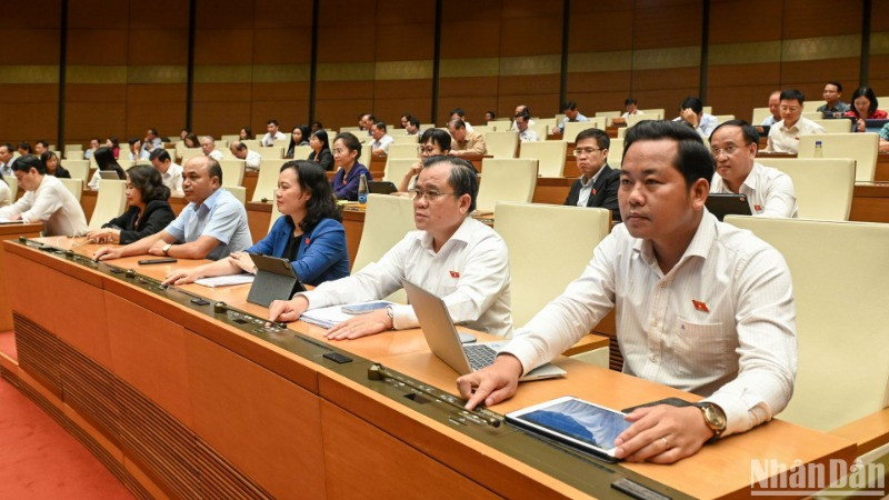 Các đại biểu Quốc hội biểu quyết thông qua Nghị quyết về bổ sung ngân sách chi thường xuyên (nguồn viện trợ không hoàn lại nước ngoài) năm 2025. (Ảnh: BÙI GIANG)