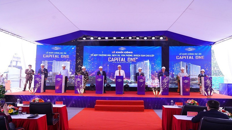 Các đại biểu bấm nút khởi công Dự án Capital One.