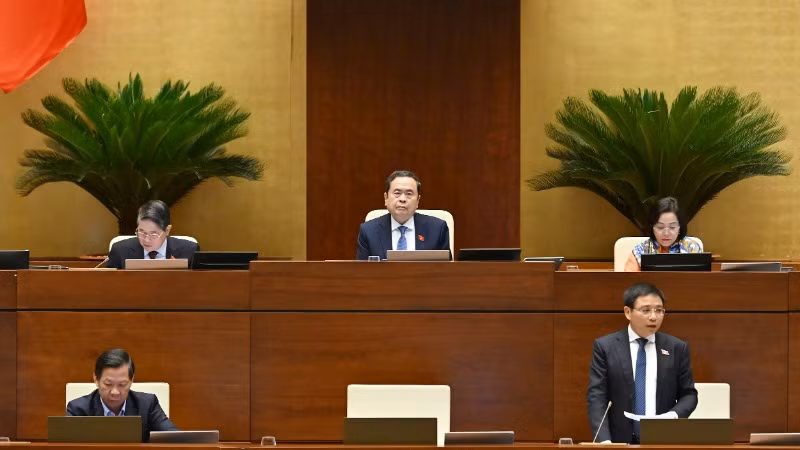 Bộ trưởng Tài chính Nguyễn Văn Thắng phát biểu giải trình, làm rõ một số vấn đề các đại biểu Quốc hội nêu. (Ảnh: THỦY NGUYÊN)