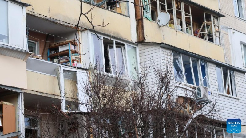 Một tòa nhà bị phá hủy trong một vụ tấn công tên lửa ở Kiev, Ukraine. (Ảnh: Tân Hoa xã)